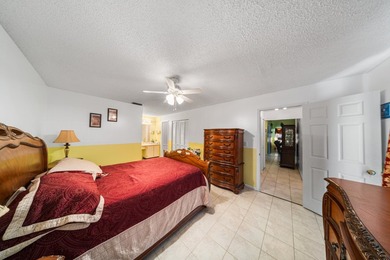 This spacious one-story villa is ideally located in the heart of - photo 19