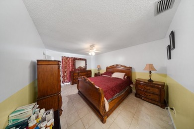 This spacious one-story villa is ideally located in the heart of - photo 20