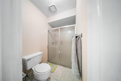 This spacious one-story villa is ideally located in the heart of - photo 23