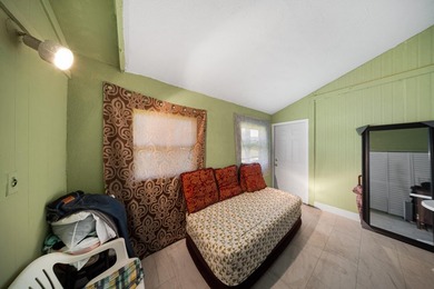 This spacious one-story villa is ideally located in the heart of - photo 28