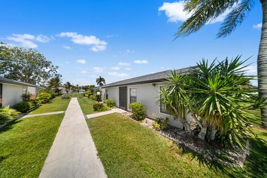 This spacious one-story villa is ideally located in the heart of - photo 32