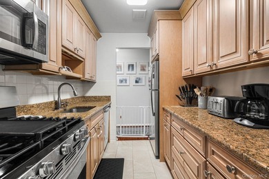 Spacious and versatile apartment featuring an extra-large living - photo 6