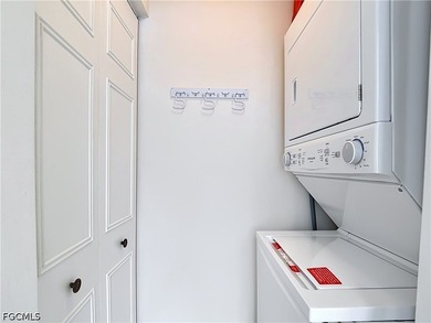 Spacious one bedroom, one bathroom updated second floor, corner - photo 10