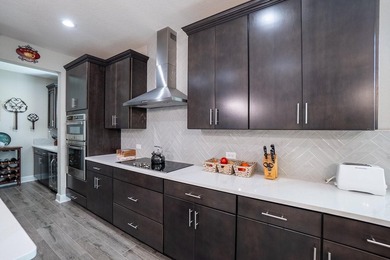 Move-in ready coastal retreat! Built in 2022, this 4BR/2BA home - photo 8