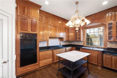 Classic Georgian-style, six bedroom brick estate set on a - photo 10
