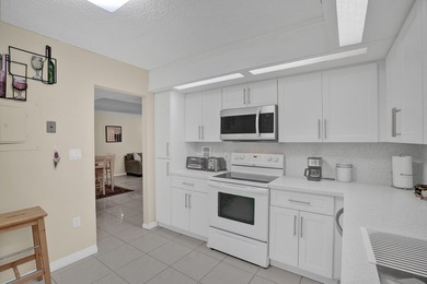 Beautifully updated one-bedroom, one-and-a-half-bath corner unit - photo 4