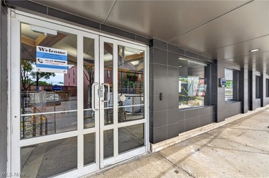 Welcome to urban living at its finest in the highly desirable - photo 3