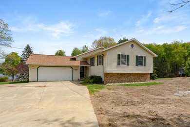 This 3 bedroom 2 bath home has so much to offer...including 165 - photo 2