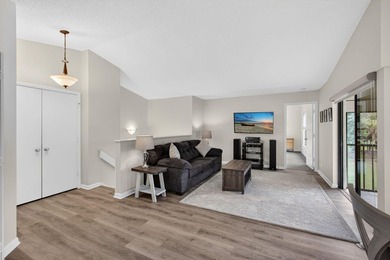 Rarely Available 2 Bedroom, 2 Bathroom Plus Office/Den Floor - photo 2