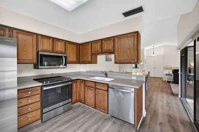 Rarely Available 2 Bedroom, 2 Bathroom Plus Office/Den Floor - photo 4