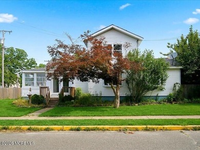 Charming 3-bedroom, 1-bath Colonial set on a desirable corner - photo 5