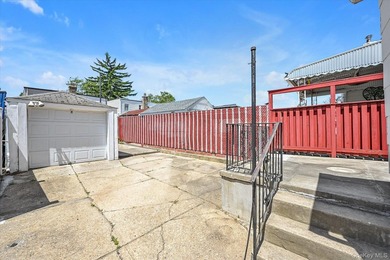 A charming semi-detached 3-bedroom Colonial in Bayside sits on a - photo 14