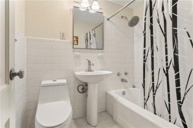 Spacious 1 bed/1 bath condo located on the 10th floor of