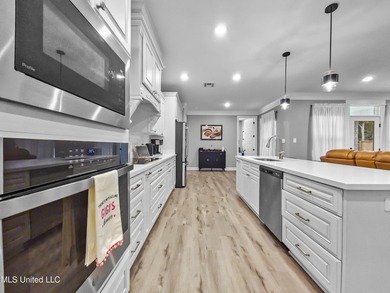 Experience refined living in the heart of Florence Gardens, a - photo 7