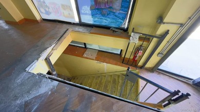 Discover three prime commercial units in a prestigious condo - photo 4