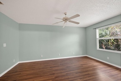 Beautifully updated coastal living just minutes from the ocean - photo 24
