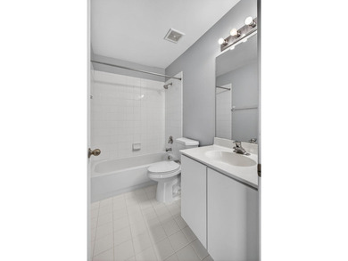 Beautifully updated coastal living just minutes from the ocean - photo 25