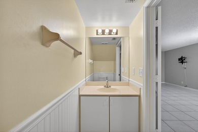 Beautifully updated coastal living just minutes from the ocean - photo 30