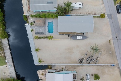 Built in 2019 on a Double Lot! This modern home features three - photo 3