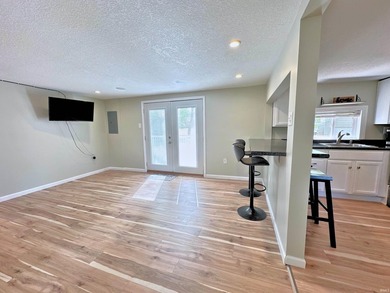 NO PROJECTS NEEDED! FULL RENO! This Irish Lake cottage is - photo 2