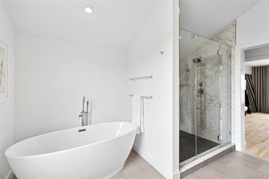 Recently expanded and renovated with a fresh, modern coastal - photo 19