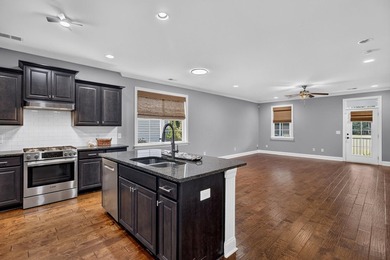 Experience the golf course lifestyle, complete with luxurious - photo 10