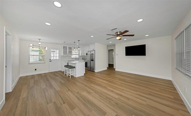 * * GORGEOUS HOME IN CLEARWATER * * Welcome home to this - photo 3