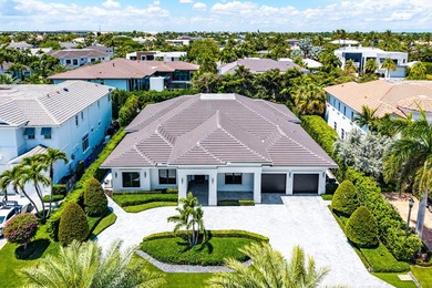 A single-story masterpiece unfolds in the prestigious Royal Palm - photo 4