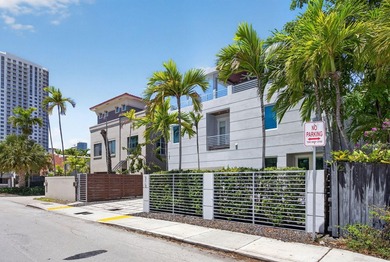 Exceptional modern 3-bed, 4-bath tri-level residence in prime - photo 3