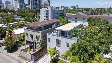 Exceptional modern 3-bed, 4-bath tri-level residence in prime - photo 5