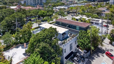 Exceptional modern 3-bed, 4-bath tri-level residence in prime - photo 6