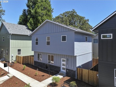 (private lake, pond, coastal) Home For Sale in Milwaukie Oregon