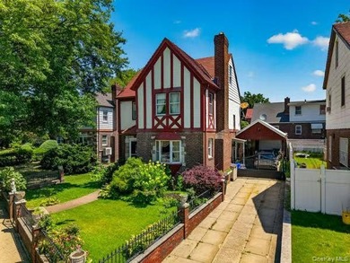 Welcome to this spacious detached Colonial located in the highly - photo 2