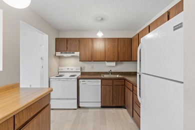 Welcome to sought-after Cimarron Ponds, where comfort - photo 11