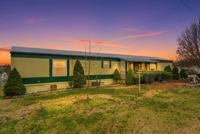 This 1994 Silhouette Homes 16x80 manufactured home offers 3