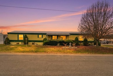 This 1994 Silhouette Homes 16x80 manufactured home offers 3