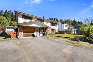 SUNNY MOUNTAIN VIEWS in Valleycliffe. This 3 bed, 3 bath home - photo 1