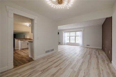A FRESH SPACIOUS SPLIT LOCATED IN A MATURE NEIGHBORHOOD IN - photo 11