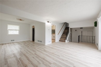 A FRESH SPACIOUS SPLIT LOCATED IN A MATURE NEIGHBORHOOD IN - photo 12