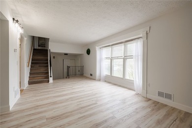 A FRESH SPACIOUS SPLIT LOCATED IN A MATURE NEIGHBORHOOD IN - photo 13