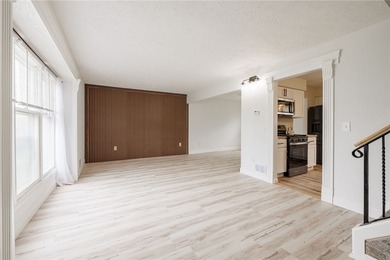 A FRESH SPACIOUS SPLIT LOCATED IN A MATURE NEIGHBORHOOD IN - photo 15