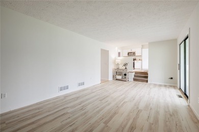 A FRESH SPACIOUS SPLIT LOCATED IN A MATURE NEIGHBORHOOD IN - photo 16