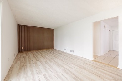 A FRESH SPACIOUS SPLIT LOCATED IN A MATURE NEIGHBORHOOD IN - photo 17