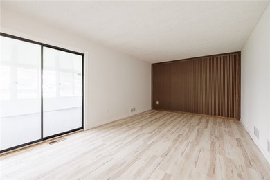 A FRESH SPACIOUS SPLIT LOCATED IN A MATURE NEIGHBORHOOD IN - photo 18