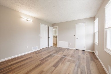 A FRESH SPACIOUS SPLIT LOCATED IN A MATURE NEIGHBORHOOD IN - photo 21