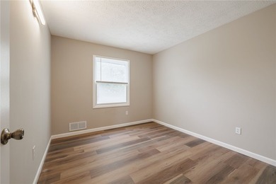 A FRESH SPACIOUS SPLIT LOCATED IN A MATURE NEIGHBORHOOD IN - photo 23