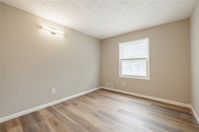 A FRESH SPACIOUS SPLIT LOCATED IN A MATURE NEIGHBORHOOD IN - photo 24