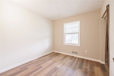 A FRESH SPACIOUS SPLIT LOCATED IN A MATURE NEIGHBORHOOD IN - photo 25