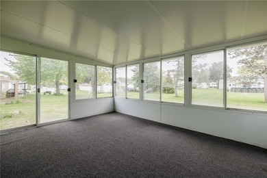 A FRESH SPACIOUS SPLIT LOCATED IN A MATURE NEIGHBORHOOD IN - photo 27