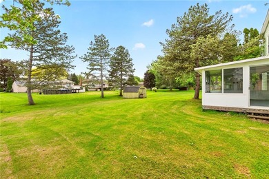 A FRESH SPACIOUS SPLIT LOCATED IN A MATURE NEIGHBORHOOD IN - photo 29
